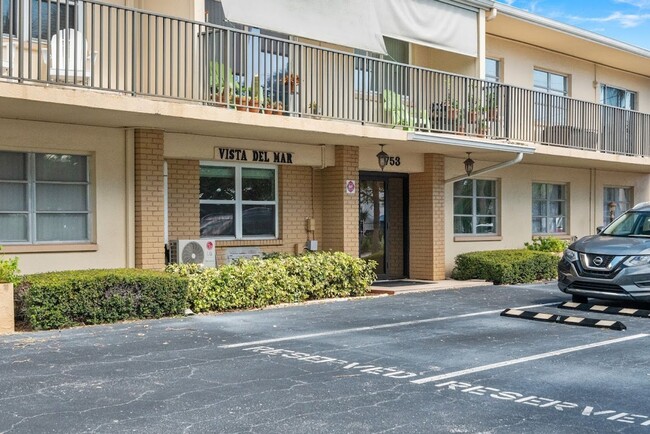 Waterfront Views! Fully updated 2/2 condo - Waterfront Views! Fully updated 2/2 condo