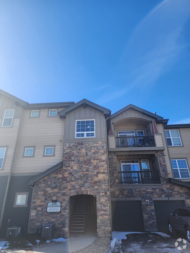 Building Photo - Beautiful Townhome