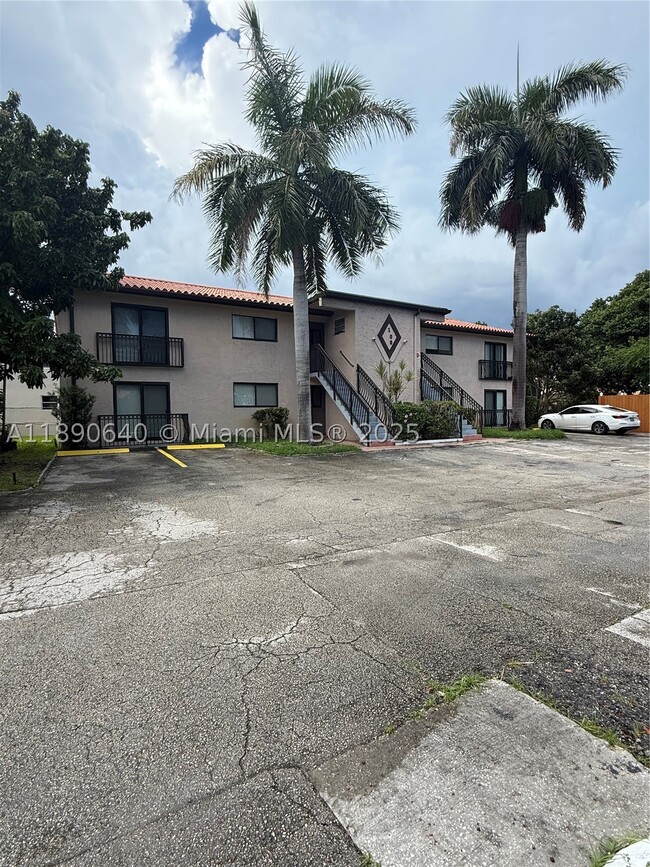 Building Photo - 100 SE 5th St Unit 1
