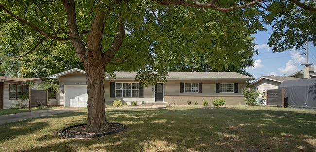 Building Photo - Privacy Fenced, 3 bed 3 bath in South Spri...