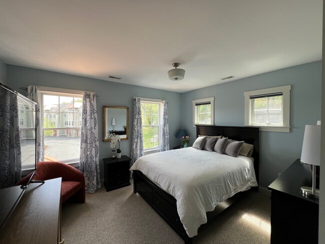 Building Photo - 337 Mount Support Rd Unit 201