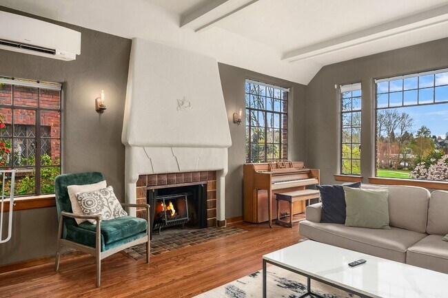 Photo - 2511 W Montlake Pl E