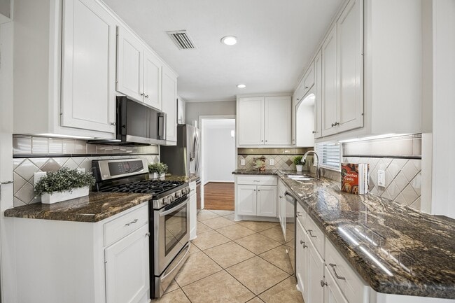 Photo - 2202 Lazybrook Dr