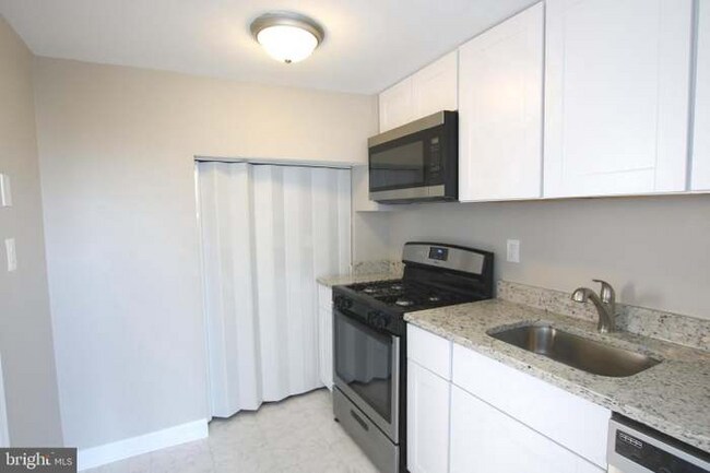 Photo - 2737 Iverson St