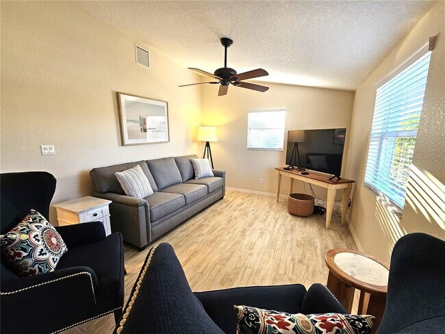 Photo - 1153 Clark St