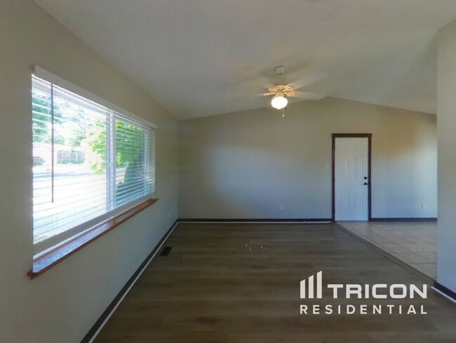 Photo - 7325 Woodstock St