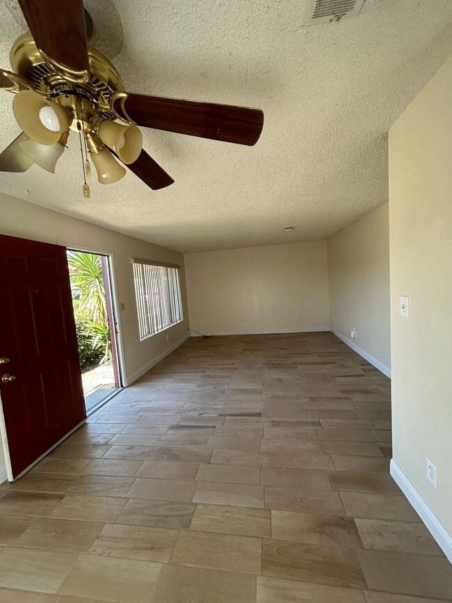 Building Photo - Spacious and upgraded 2 bedroom 1 bath, unit in Villa Verde Condominiums.