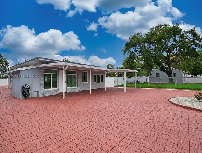 Building Photo - 6120 Hayes St Unit A