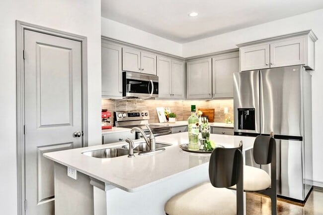 Sign a Lease By the End of July and Receive One Month of FREE Rent! Luxury 3 Bedroom 2.5 Bath Tow...