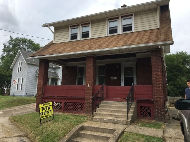 Building Photo - Awesome 3 BR 1 Bath Home with off street p...