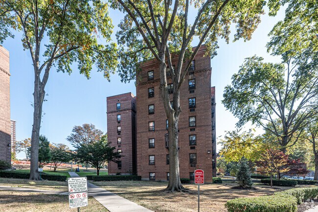 Photo - 65-94 162nd St