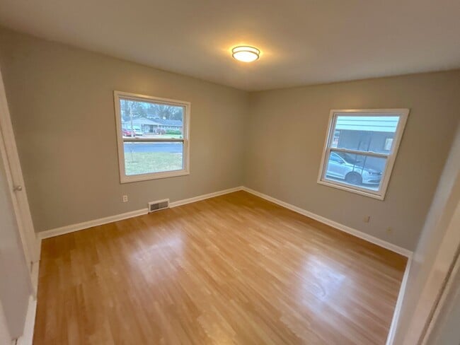 Photo - 5366 Brantford Ave