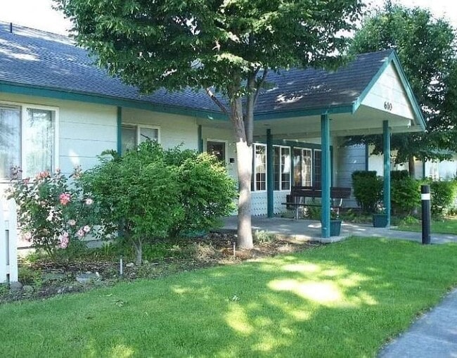 Building Photo - Chestnut Grove