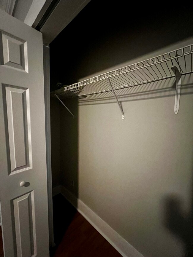 Armario grande y largo para dormitorio - 2077 Cascade Rd SW Unidad C