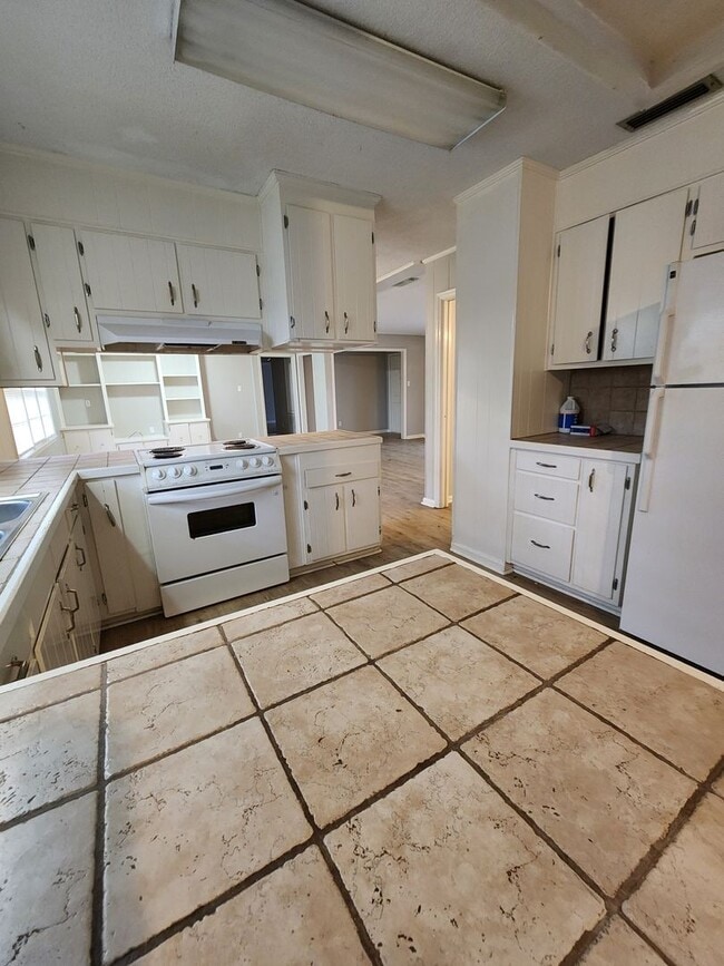 Photo - Spacious & Inviting 4-Bedroom Brick Home with Fenced Backyard in Valdosta!