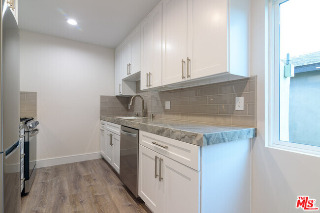 Building Photo - 1310 W Valencia Dr Unit APT 1310