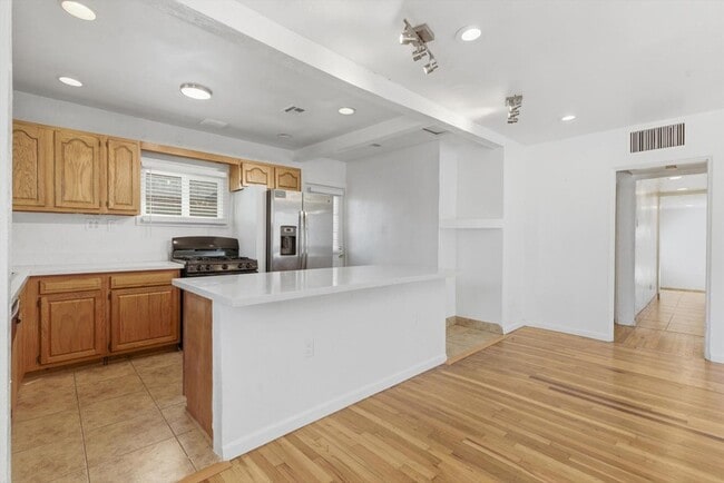 Photo - 361 E Clarendon Ave