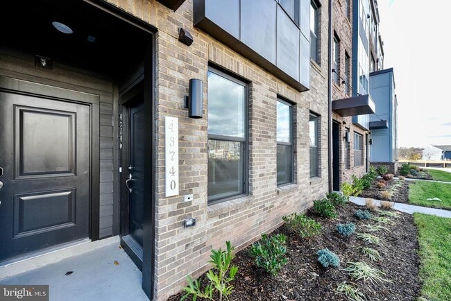 Building Photo - 43740 Transit Sq