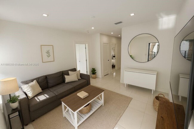 Building Photo - 733 Michigan Ave Unit 2