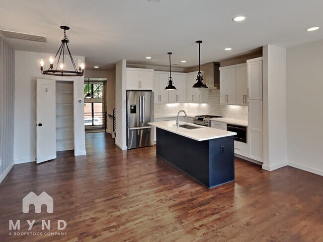 Photo - 436 E 33rd St