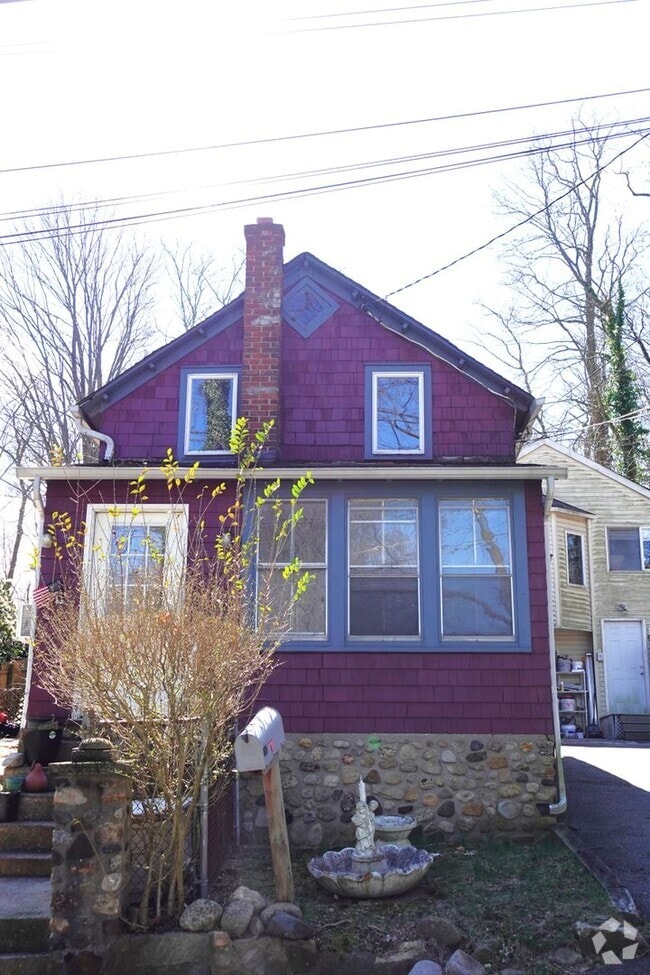 Building Photo - Super Cute 2 Bedroom Cottage Rental
