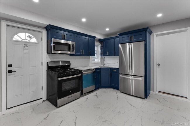 Building Photo - 840 E Broadway Unit lower