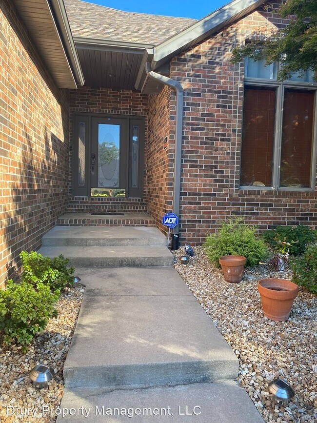 Photo - 5 br, 3 bath House - 1301 W. Swallow Street