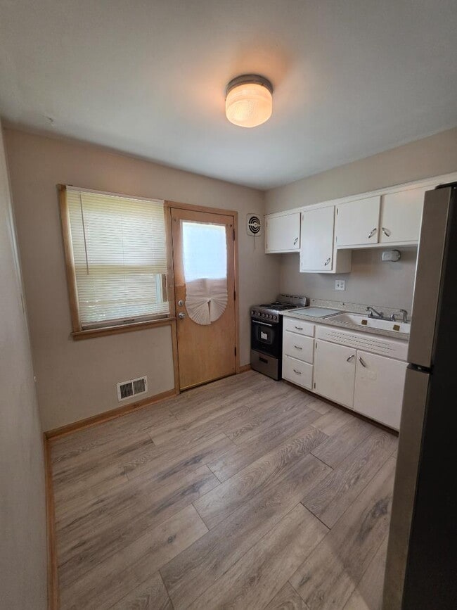 Photo - 1214 S 77th St