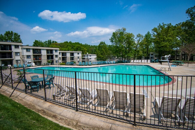 Terraza de la piscina Side - Ashley Apartments