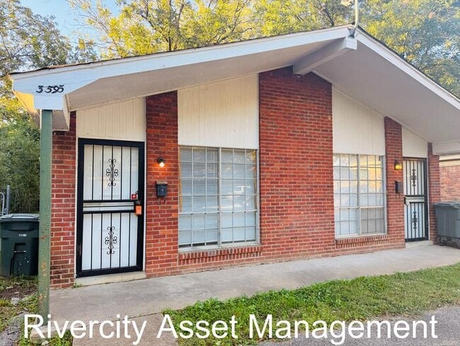 Building Photo - Charming Duplex Near University of Memphis...