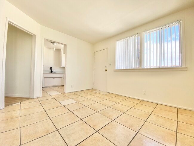 Building Photo - 1425 W Jefferson Blvd Unit 1/2 Rental