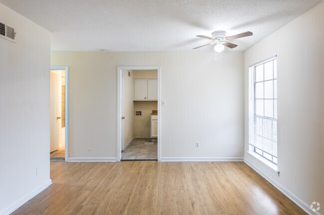 2 habitaciones, 1 baño - 840 pies cuadrados - Comedor - Oakwood Meadows Estates