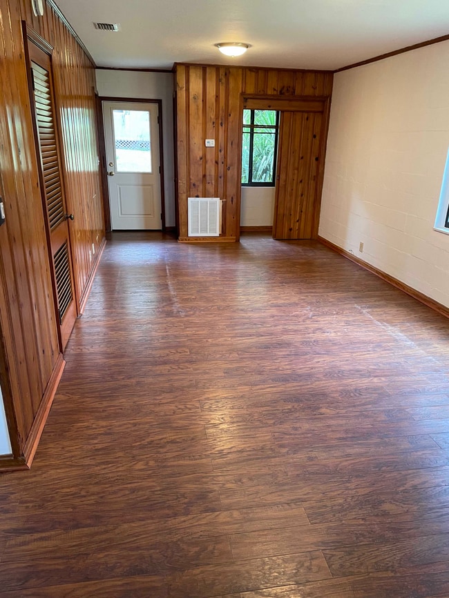 Living/Dining Area - 855 S Lawrence Blvd Unit Cottage