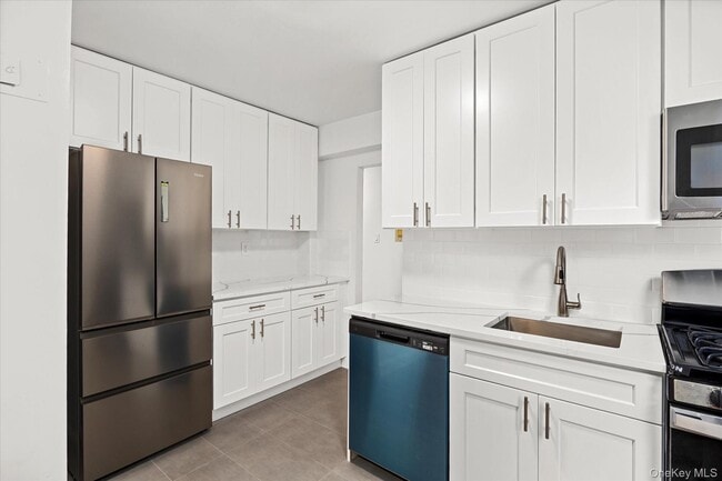 Photo - 67-30 Clyde St Unit 3B
