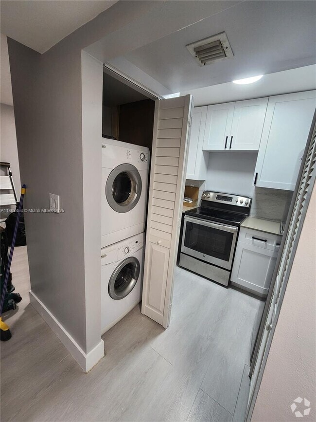 Building Photo - 8145 NW 7th St Unit 320 Rental