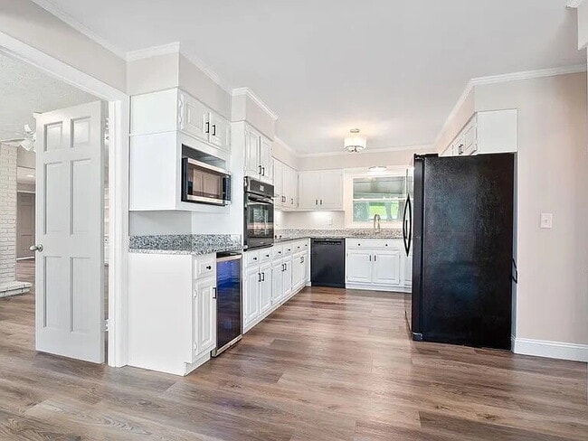 Photo - 1409 Robert Ln