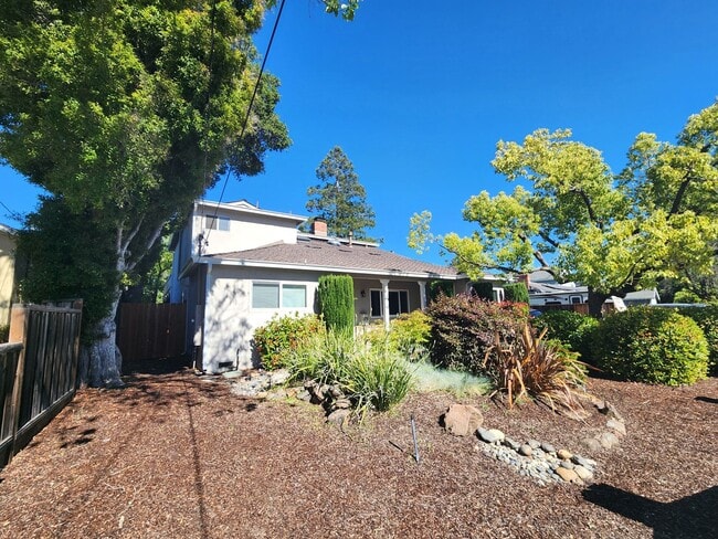 Photo - Charming 2 Bedroom, 2 Bathroom Home in Redwood City Unidad #A