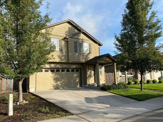 Building Photo - Beautiful 3 bed/2.5 bath with open floorplan!