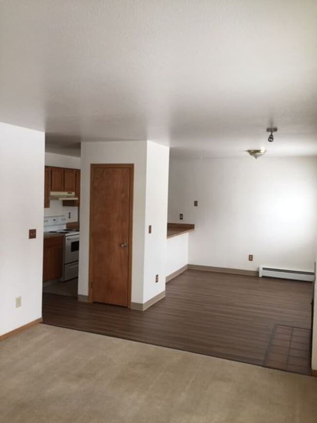 Building Photo - Great Sunny upstairs 2bed with washer&dryer