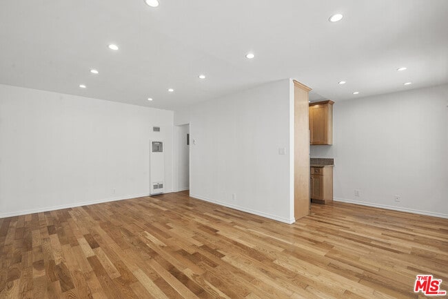 Photo - 923 N San Vicente Blvd Unidad 7 Rental