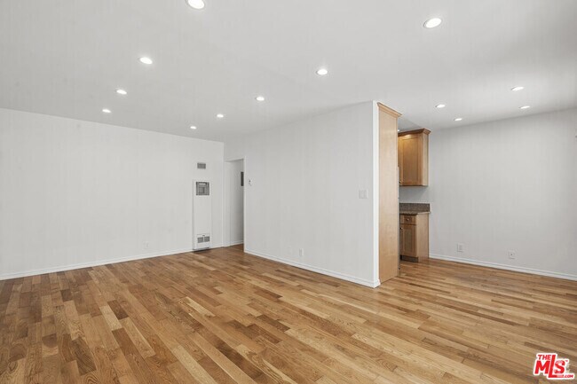 Building Photo - 923 N San Vicente Blvd Unit 7 Rental