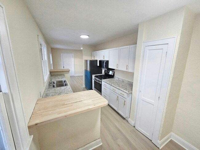 Building Photo - 1923 Freeman St Unit Upper