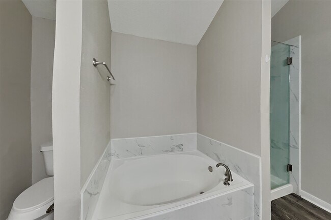 Photo - 20423 Drakewood Dr