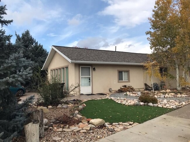 Building Photo - 1352 Pheasant Way Unit A