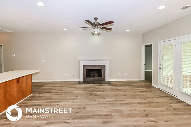 Photo - 2048 Fairbank Cir