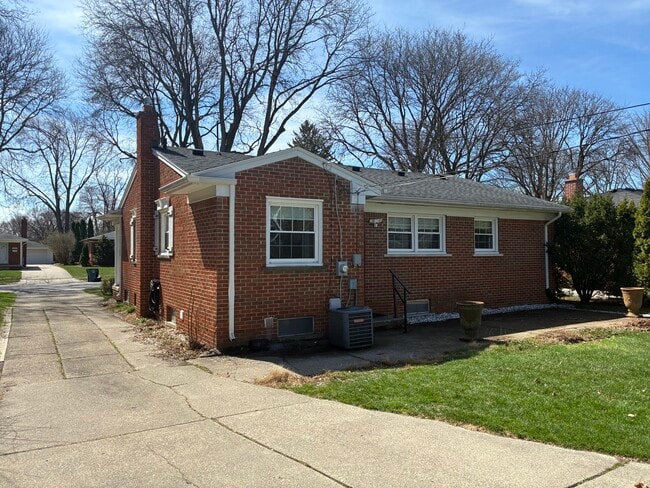 Photo - 1655 Hazel St