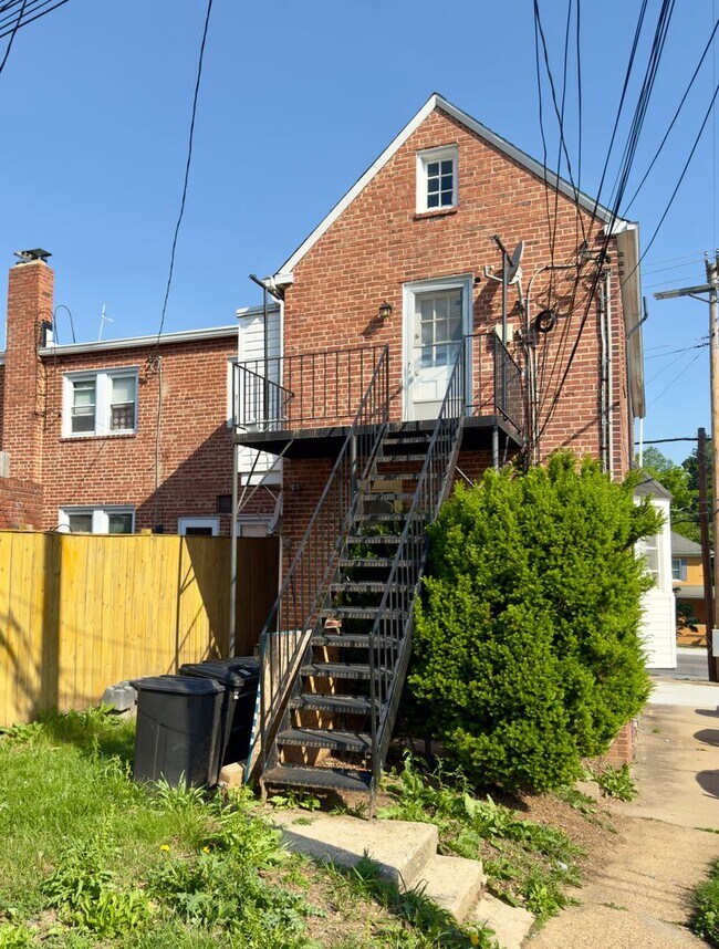 Building Photo - 6201 Frederick Rd Unit 2nd Floor
