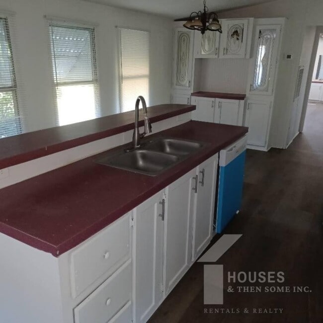 Photo - 210 Douglas St