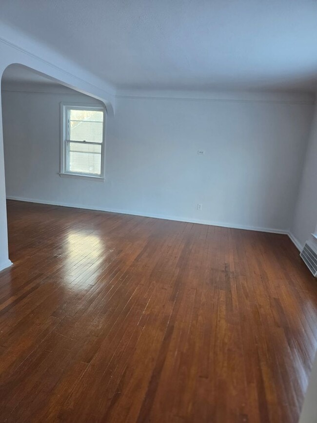 Photo - 3 Bedroom Updated Single Family Home Unidad 8610 Rosewood Avenue