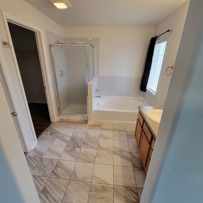 Master Bath / Walk-In - 3776 Ponderosa Ct Unit 5